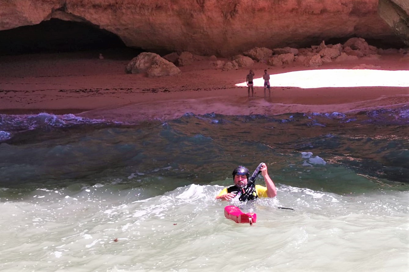Sul Informação - Banhistas socorridos na Praia dos Careanos e no Algar de Benagil