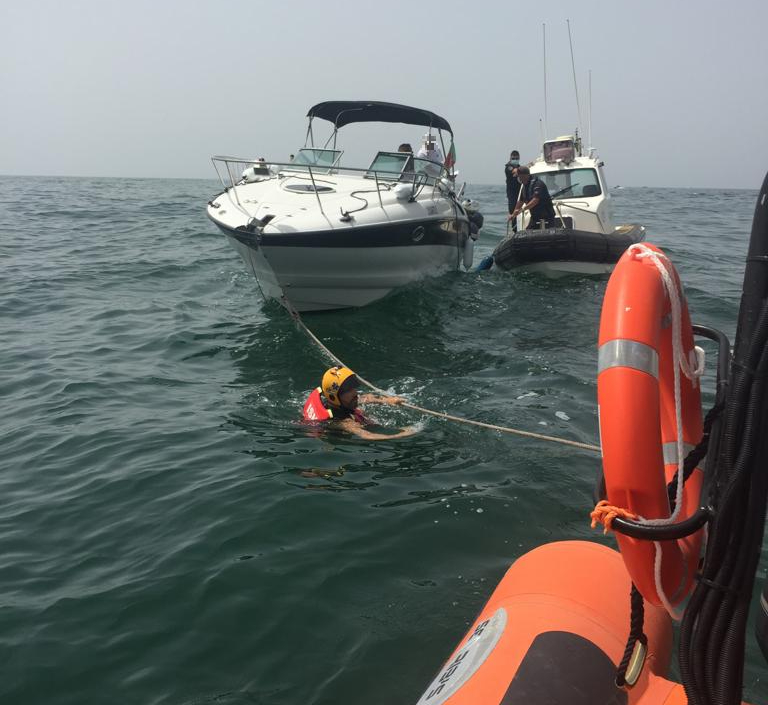 Sul Informação - Salva-vidas de Ferragudo auxilia dois tripulantes de embarcação de recreio em Lagoa