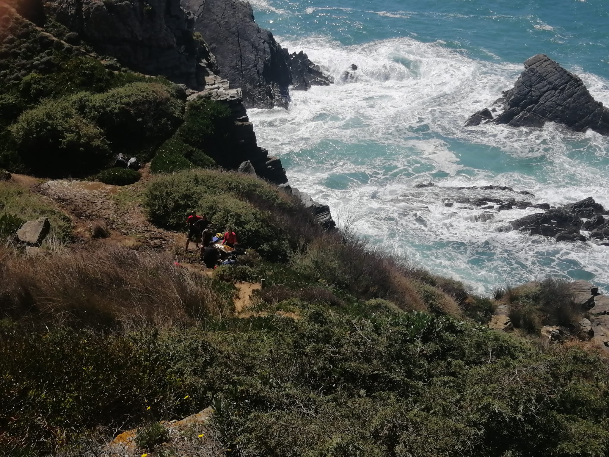 Sul Informação - Resgatada mulher de 60 anos após queda na praia do Carvalhal