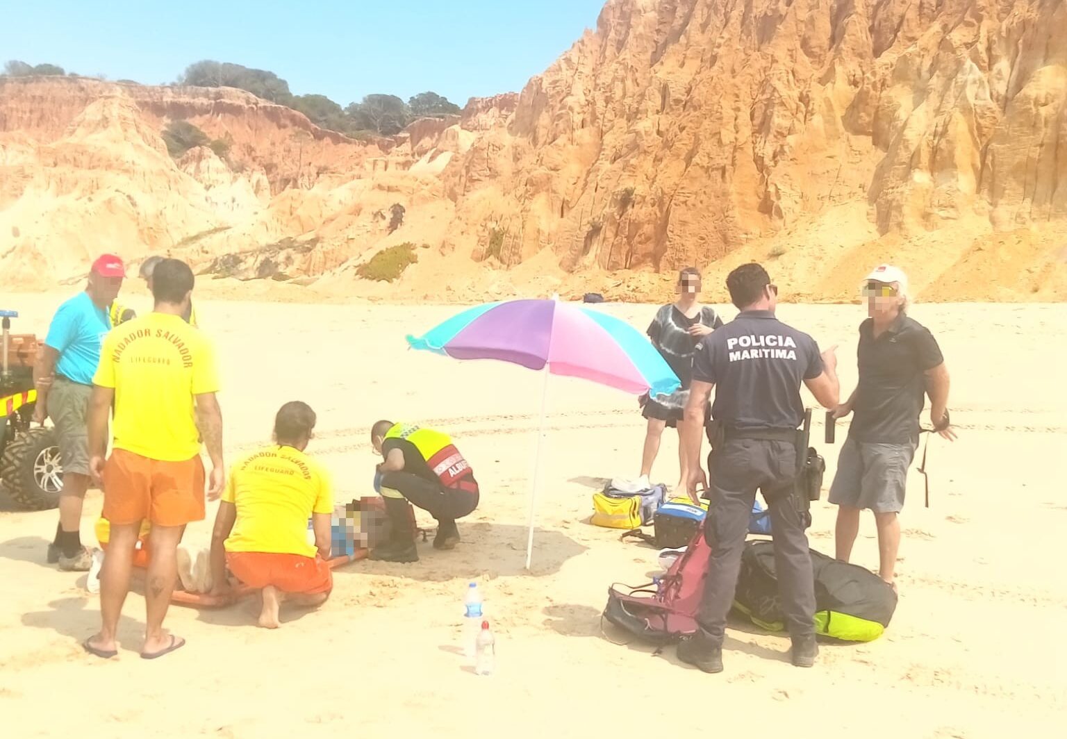 Sul Informação - Jovem praticante de parapente resgatada após queda na praia do Alfamar, em Albufeira