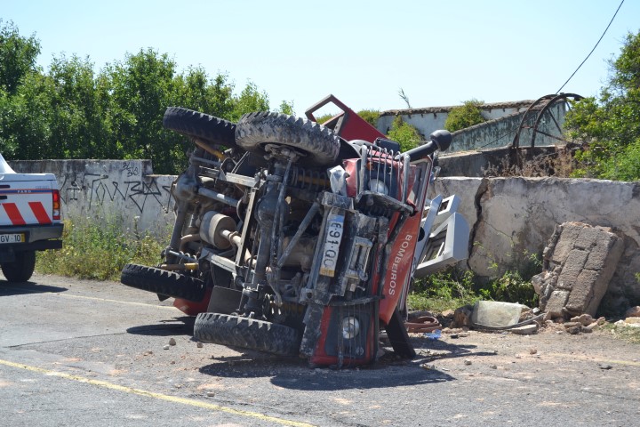 Sul Informação - Dois bombeiros feridos em despiste de viatura de Faro que seguia para um incêndio (com fotos)