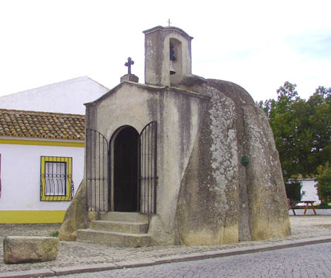 Sul Informação - Arqueólogos descobrem corredor na anta-capela de Pavia