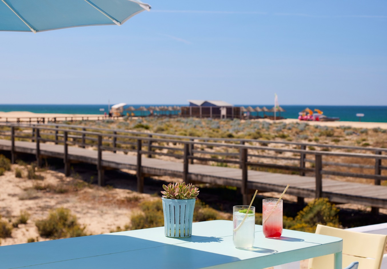Sul Informação - Armação Beach Club “oferece” pilates na praia e pequeno-almoço, chiringuito e sunset