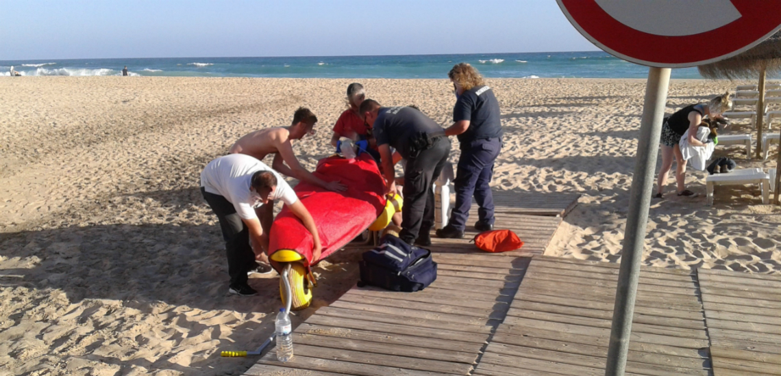 Sul Informação - Onda na Praia da Salema provoca «possível fratura na cervical» a turista inglês