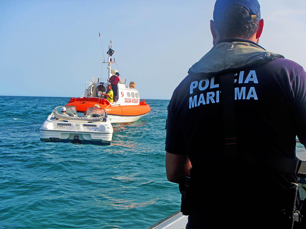 Sul Informação - Embarcação de recreio à deriva rebocada pelo salva-vidas ao largo de Cabanas de Tavira