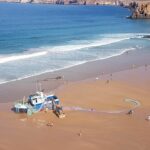 Sul Informação - Barco de pesca encalha «por razões desconhecidas» na Praia do Tonel em Sagres (com fotos)
