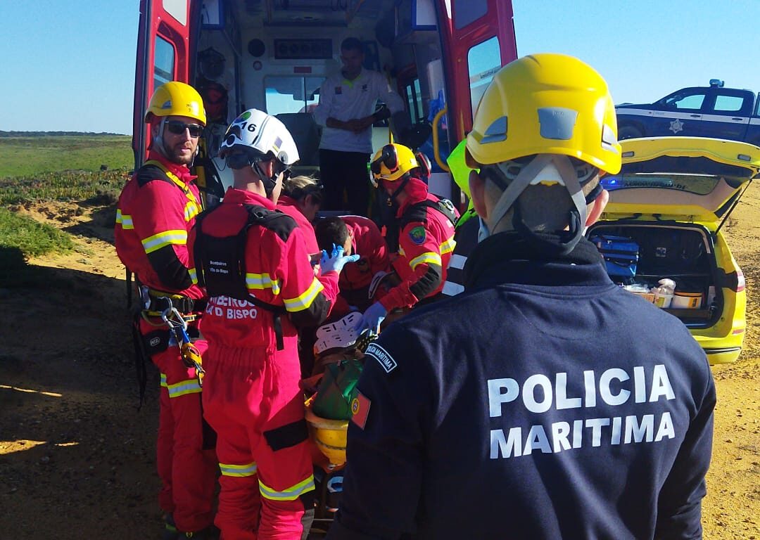 Sul Informação - Homem de 73 anos resgatado após queda acidental numa arriba em Vila do Bispo