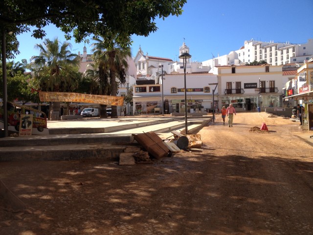 Sul Informação - Albufeira: limpar a lama, secar os sapatos e preparar o fogo-de-artifício