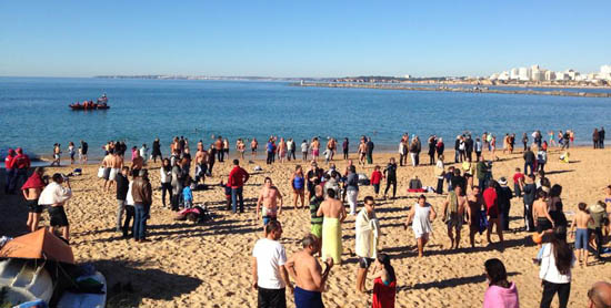 Sul Informação - 1º Banho de Mar do ano 2016 volta a ser na Praia do Pintadinho em Ferragudo