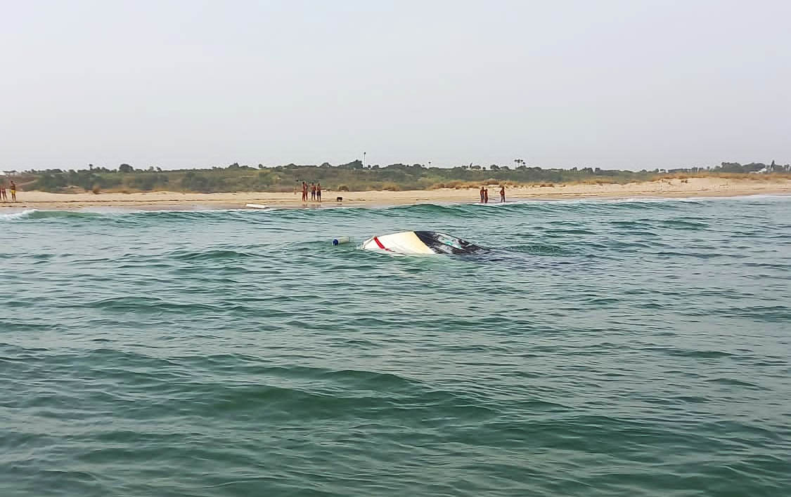 Sul Informação - Barco de recreio com quatro pessoas a bordo naufraga frente a Cacelha Velha