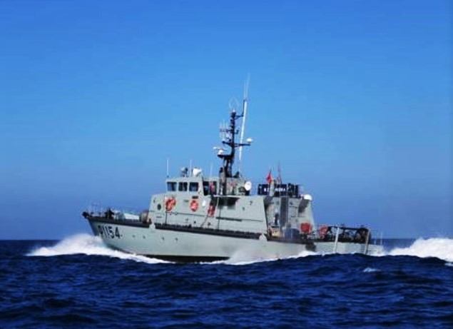 Sul Informação - Onda vira barco com três pessoas a bordo perto de Portimão