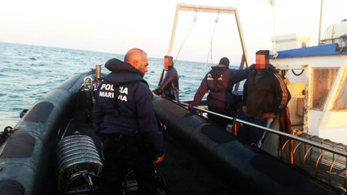 Sul Informação - Barcos espanhóis apanhados a fazer pesca ilegal de bivalves com ganchorra frente a Monte Gordo