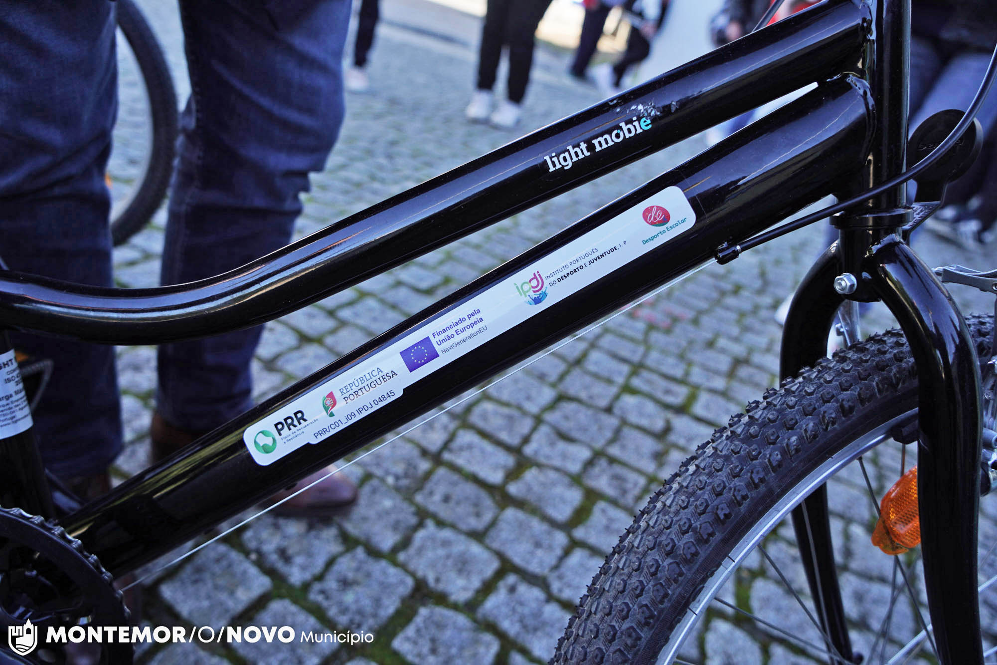 Sul Informação - Agrupamento de Escolas de Montemor-o-Novo recebe bicicletas e capacetes para os alunos