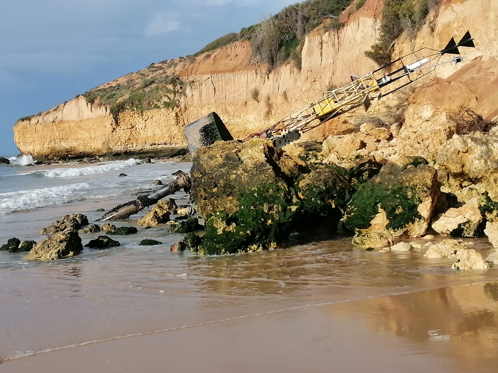 Sul Informação - Boia cardeal dá à costa na praia Maria Luísa