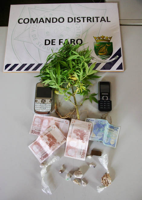 Sul Informação - PSP de Portimão apanha traficantes de droga no Alto Xavier