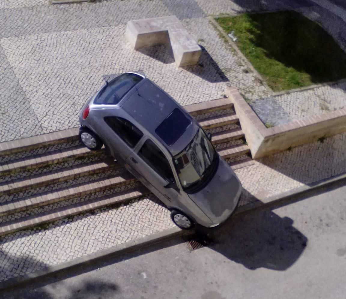 Sul Informação - Olhão: PSP procura dono de carro “estacionado” em… escadaria