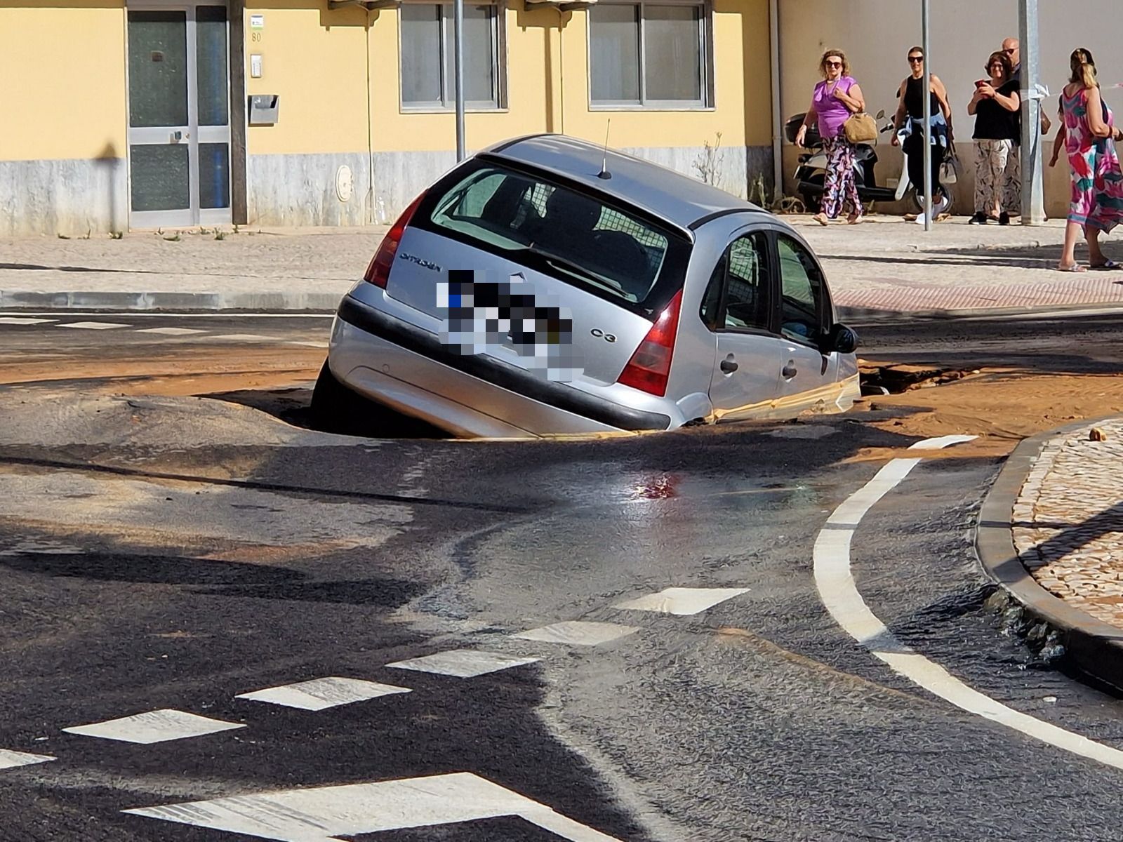 Sul Informação - Abatimento de solo devido a rotura de água “engole” carro em Faro
