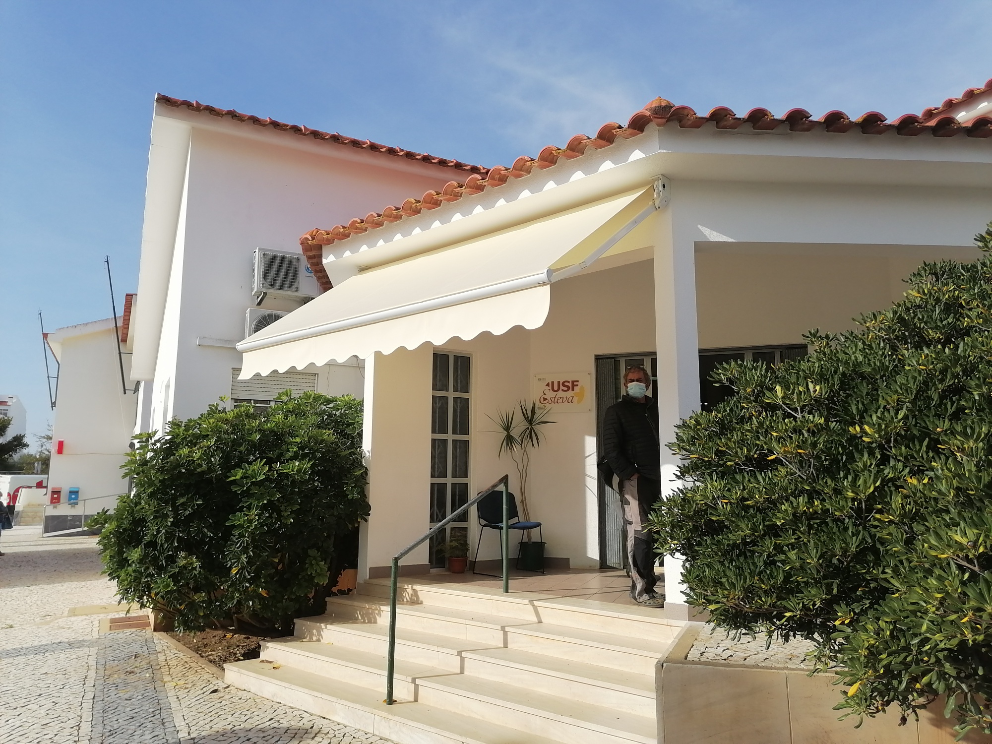 Sul Informação - Junta de Freguesia de Vila Nova de Cacela compra toldo para o Centro de Saúde