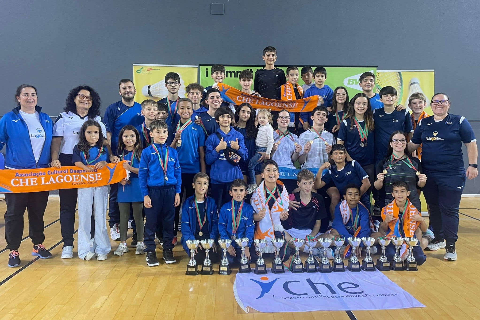 Sul Informação - Che Lagoense conquista 10 títulos nacionais nos escalões jovens de badminton