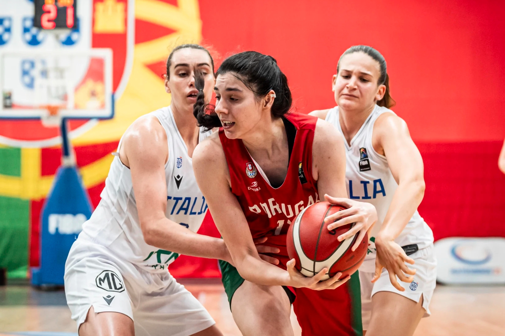 Sul Informação - Algarvia Clara Silva assina duplo-duplo no primeiro jogo do Europeu de sub-18