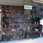 Sul Informação - Alunos do Colégio de Vilamoura ilustram montras de lojas em Loulé