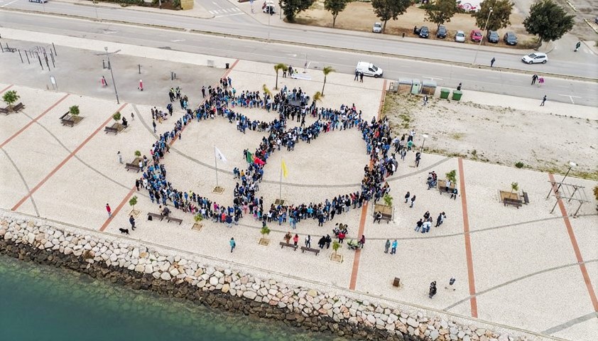 Sul Informação - Alunos de Olhão formam cordão humano pela paz
