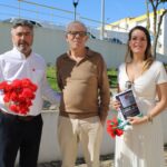 Sul Informação - União das Freguesias de Lagoa e Carvoeiro distribui cravos e livro infantil sobre os 50 anos do 25 de Abril