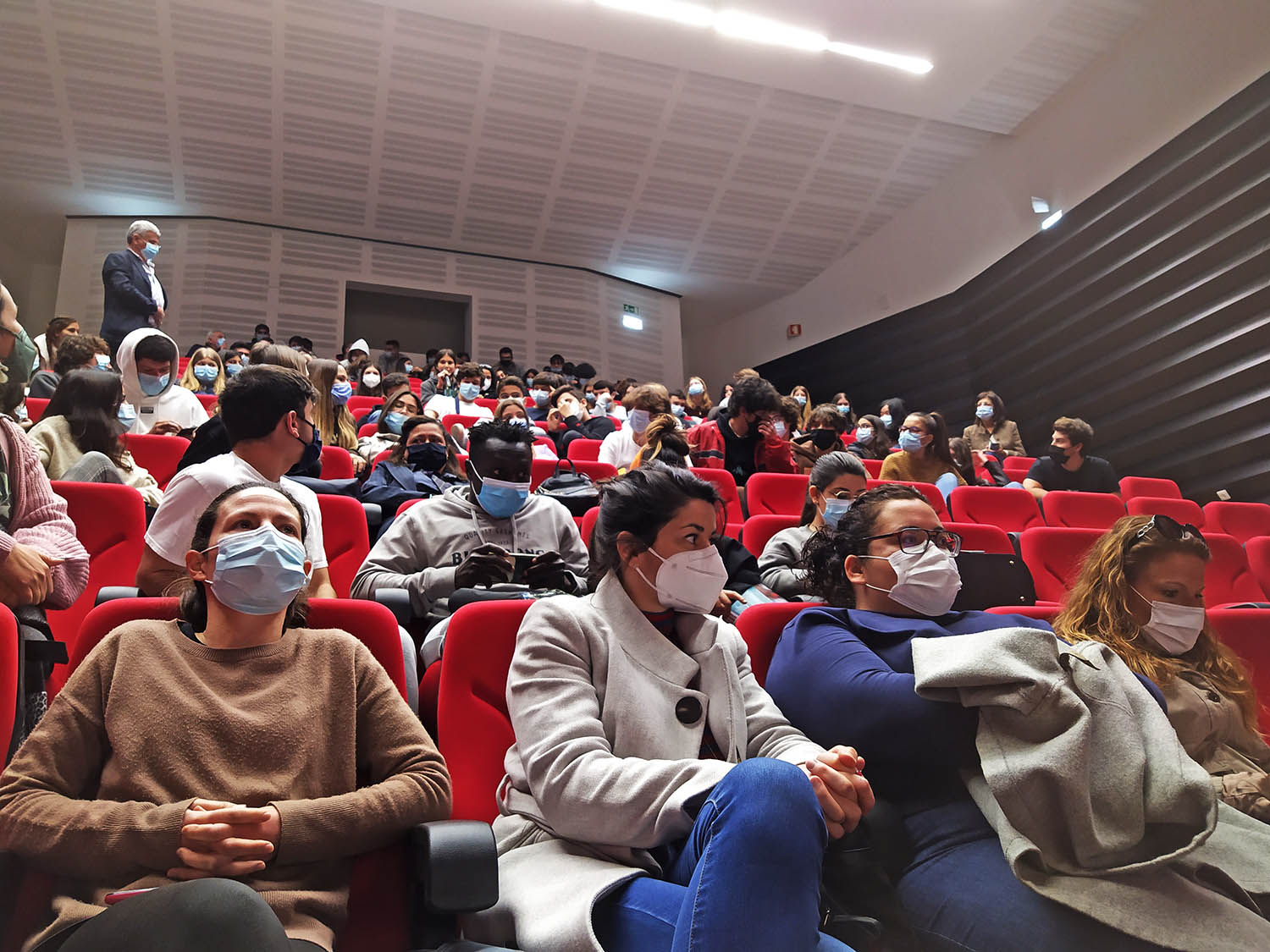 Sul Informação - Alunas e alunos da Secundária João de Deus debatem desigualdades salariais