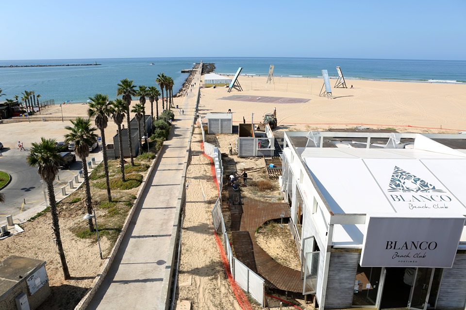 Sul Informação - Antigo Blanco está a ser demolido no areal da Praia da Rocha