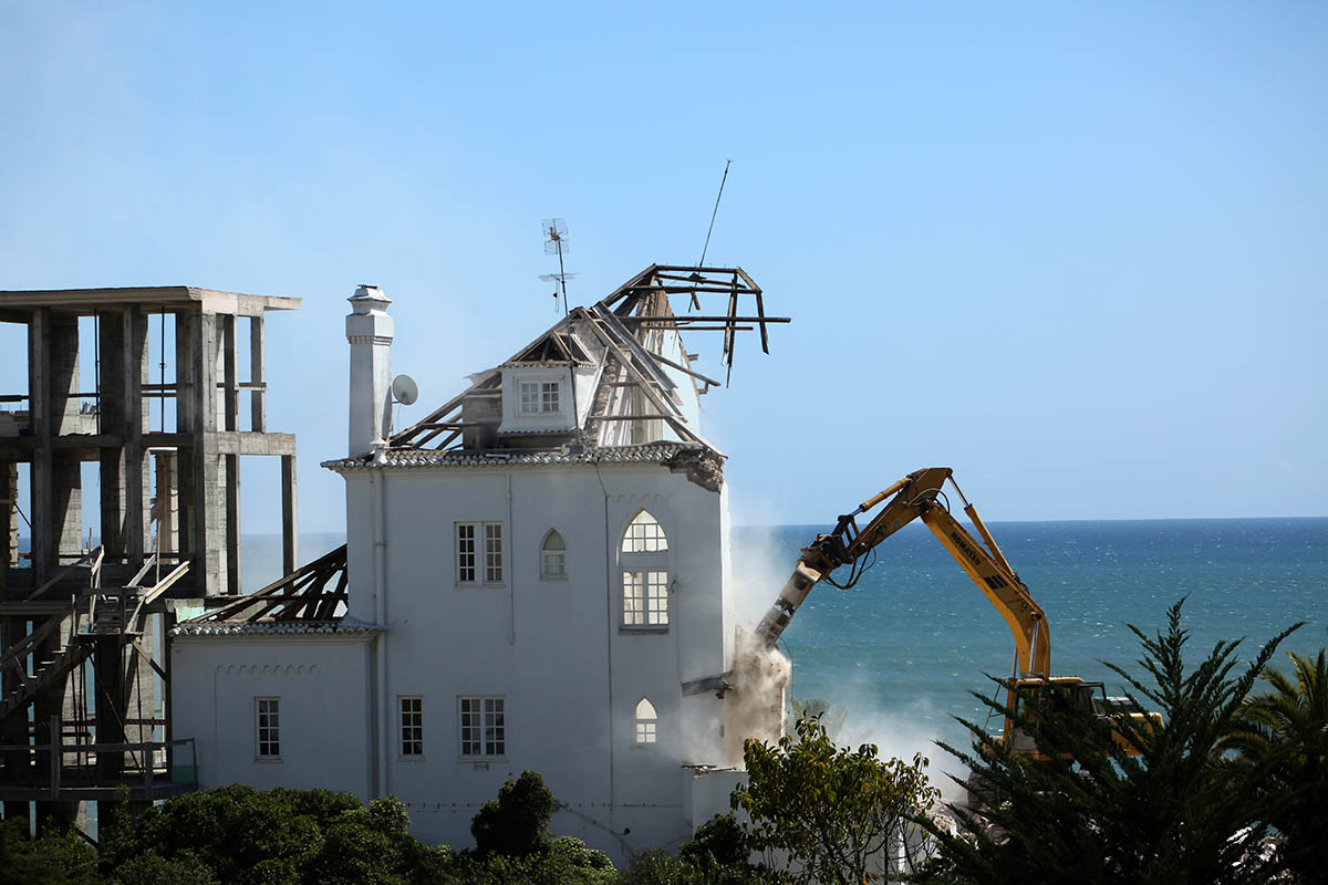 Sul Informação - Resto da Vivenda Compostela está a ser demolido na Praia da Rocha
