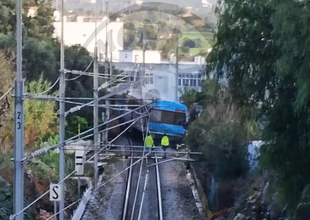 Sul Informação - Comboio descarrila entre Fuzeta e Olhão devido à queda de pedras para a linha