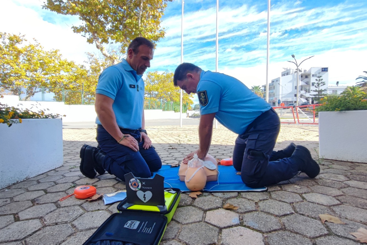 Sul Informação - Câmara de Lagos instala 24 desfibrilhadores automáticos externos