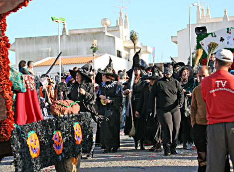 Sul Informação - Lagos festeja Carnaval com os tradicionais bailes de máscaras