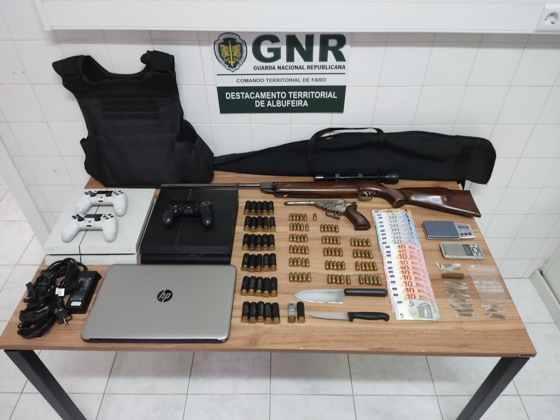 Sul Informação - Dois jovens detidos por tráfico de droga e posse de arma proibida em Albufeira