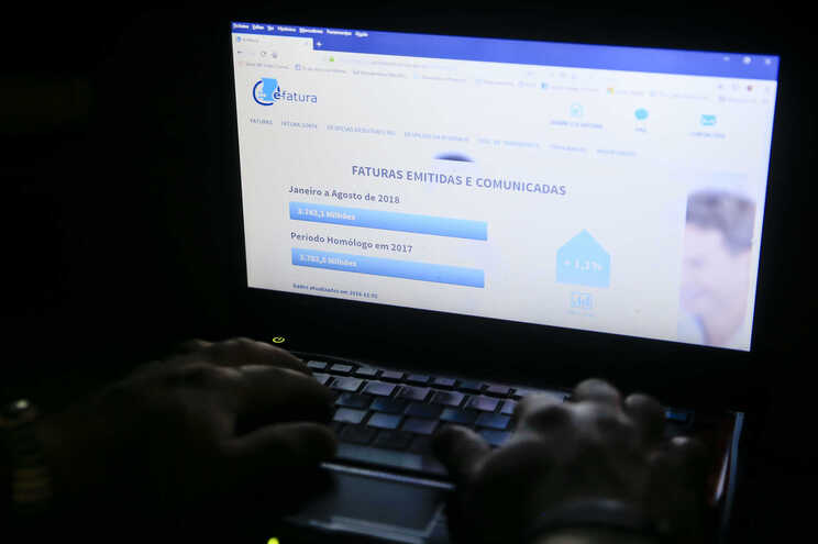 Sul Informação - E-fatura registou descidas brutais na educação, transportes e restauração