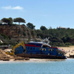 Sul Informação - Último barco encalhado já foi removido da Praia Grande de Ferragudo