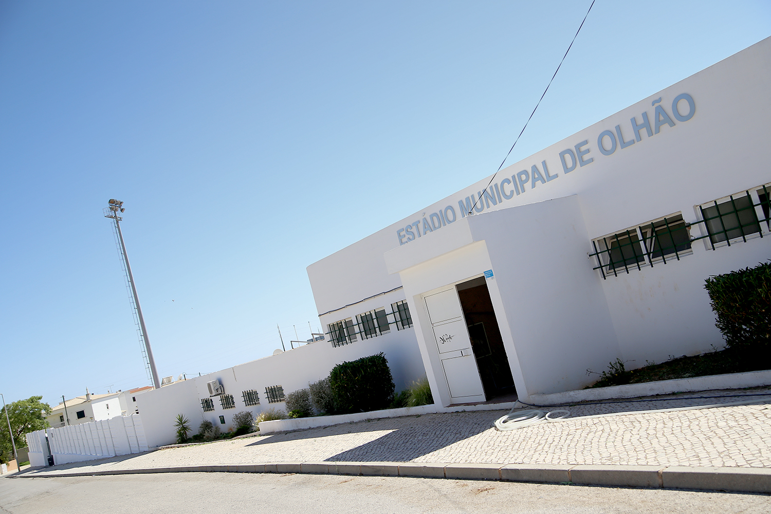 Sul Informação - Reclusos estão a pintar Estádio Municipal de Olhão