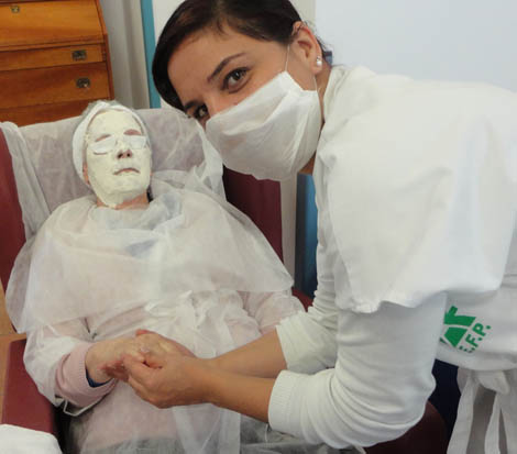 Sul Informação - Formandas de Esteticismo e Cabeleireiro embelezaram idosos da Misericórdia de Faro