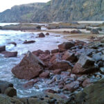 Sul Informação - Pescador ferido que caiu de falésia foi resgatado na Praia do Amado
