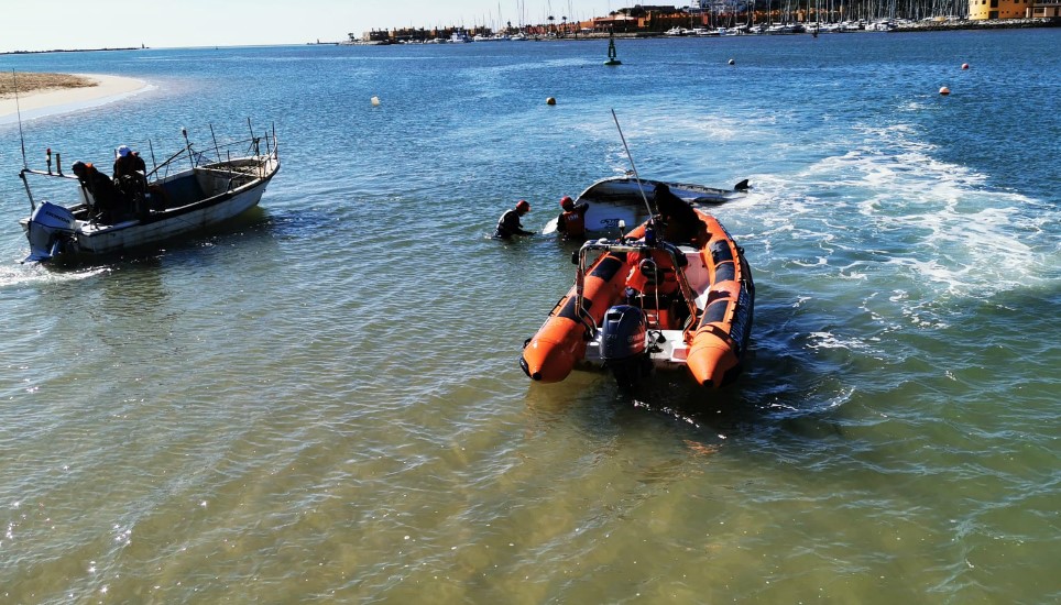Sul Informação - Salva-vidas de Ferragudo salva homem de barco que se virou no Arade