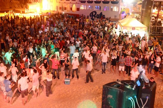 Sul Informação - DJ Christian F põe «toda a gente a dançar» na Carvoeiro Beach Party