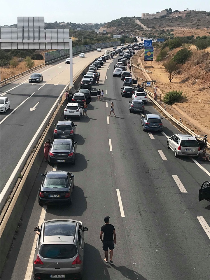 Sul Informação - Colisão entre dois camiões corta trânsito num dos sentidos da Via do Infante