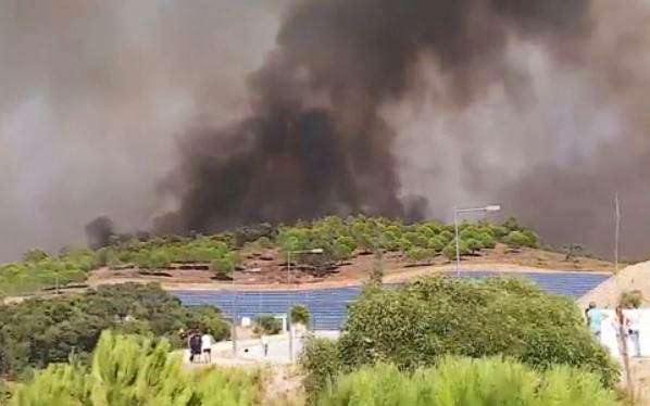 Sul Informação - Fogo com duas frentes na Picota está a ser combatido por 90 bombeiros em zona de difícil acesso