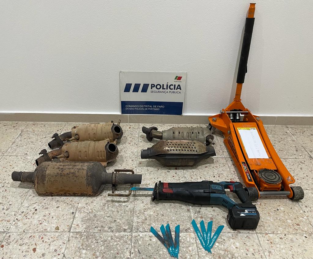 Sul Informação - Quatro homens detidos em flagrante a furtar catalisador pela PSP de Portimão