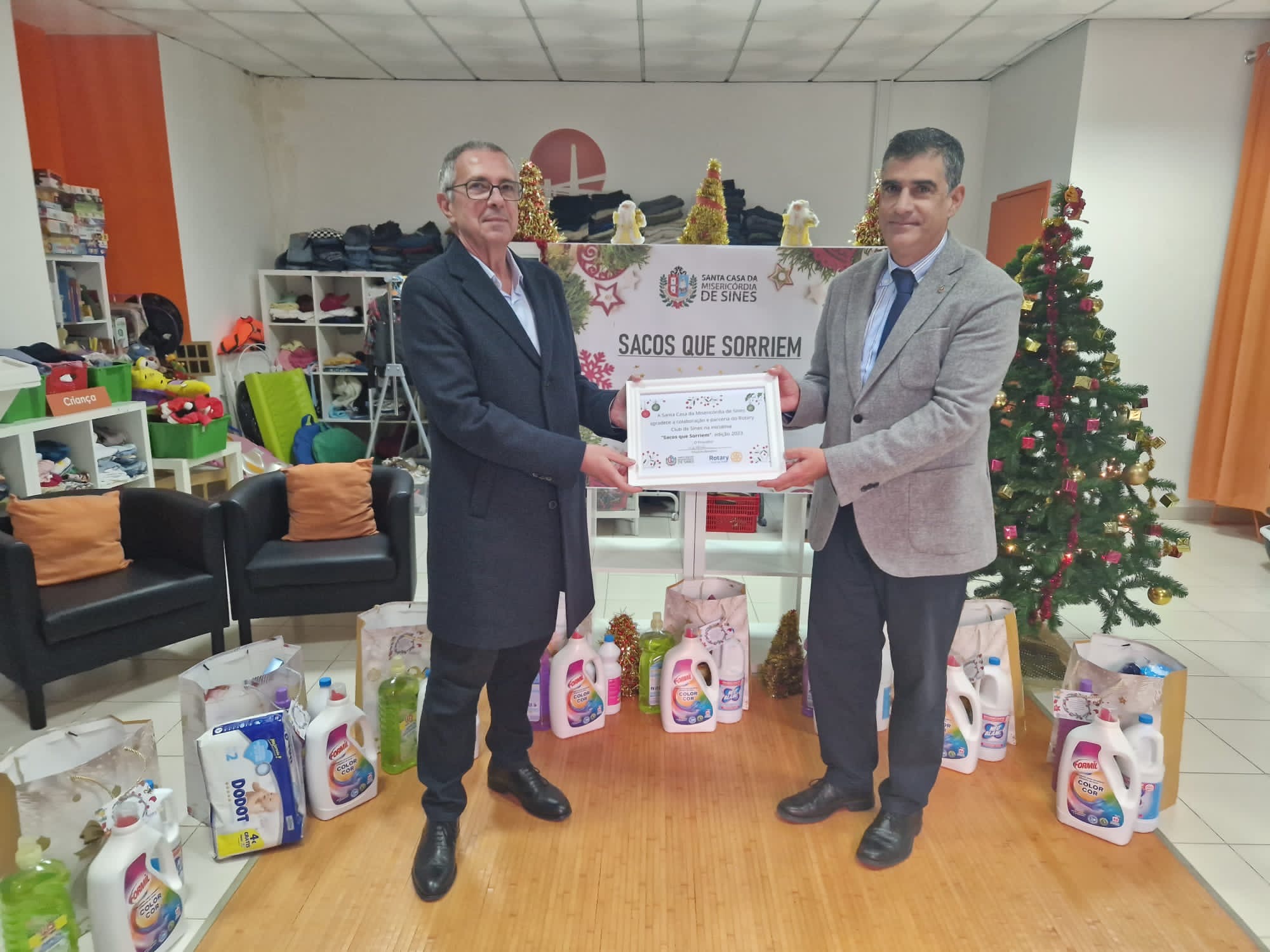 Sul Informação - Rotary Club de Sines entrega cabazes a famílias carenciadas do concelho