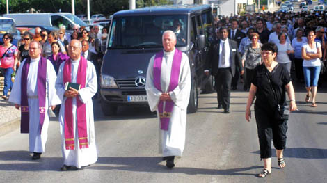 Sul Informação - Mar de gente acompanha funeral do Padre Arsénio
