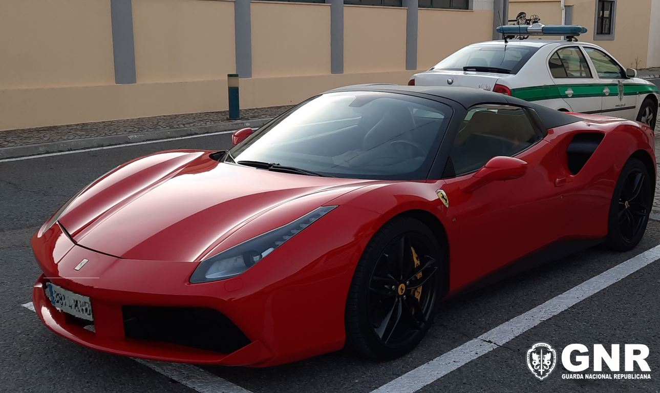 Sul Informação - Ferrari furtado em Espanha foi encontrado junto à Marina de Vilamoura