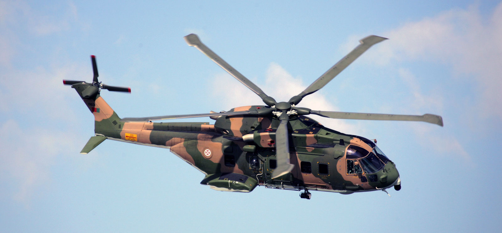 Sul Informação - Helicóptero da Força Aérea resgata dois velejadores alemães 65 milhas a Sul do Algarve