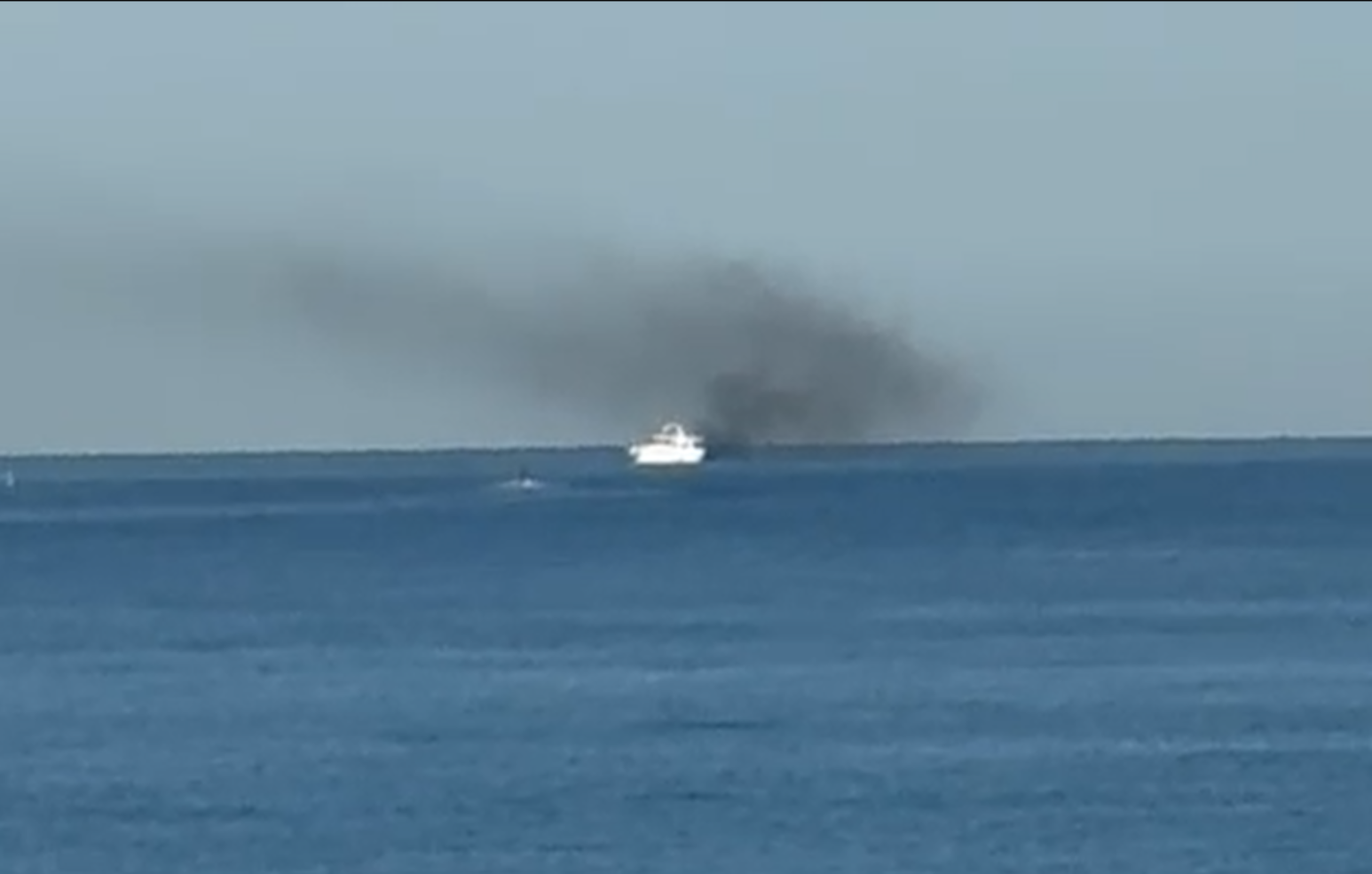 Sul Informação - Barco a deitar fumo negro ao largo da Praia de Faro causa alarme em terra [com vídeo]