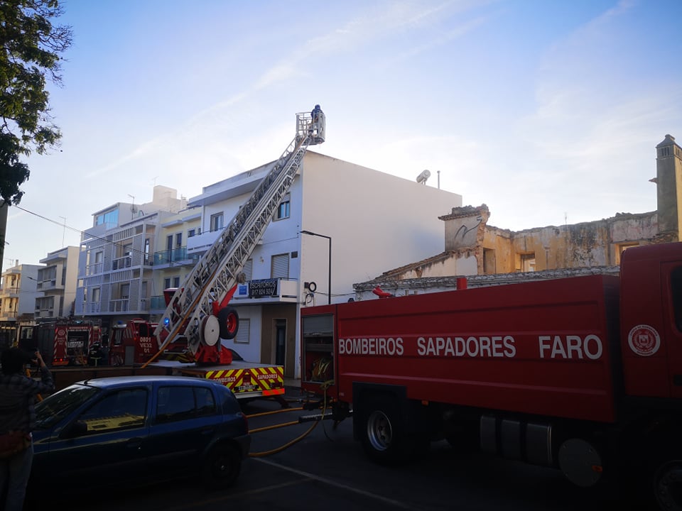 Sul Informação - Cobertura de prédio «ardeu na totalidade» na Baixa de Faro [com fotos]